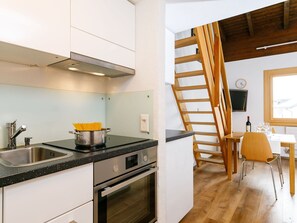 Gebäude, Spüle, Eigentum, Cabinetry, Countertop, Sinken, Küchengerät, Küche, Holz, Herd