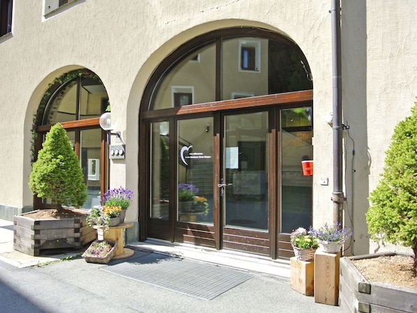Pflanze, Eigentum, Fenster, Gebäude, Blumentopf, Tür, Zimmerpflanze, Schatten, Die Architektur