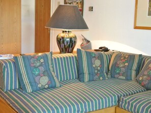 Möbel, Zimmer, Lampenschirm, Türkis, Beleuchtung Zubehör, Tabelle, Interior Design, Couch, Fussboden, Wohnzimmer