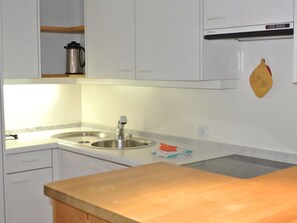 Countertop, Zimmer, Eigentum, Küche, Sinken, Cabinetry, Möbel, Fliese, Interior Design, Fussboden