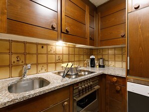 Braun, Cabinetry, Countertop, Spüle, Sinken, Eigentum, Zapfhahn, Gebäude, Küche, Holz