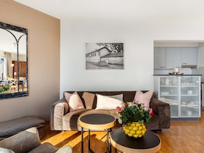 Meubles, Design Intérieur, Canapé, Sol, Sol, Mur, Pièce, Salon, Bois, Plafond