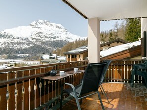 Himmel, Eigentum, Gebäude, Möbel, Schnee, Holz, Tabelle, Veranda, Baum, Berg