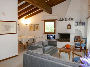 Room, Property, Living Room, Building, Interior Design, Ceiling, Furniture, House, Beam, Loft