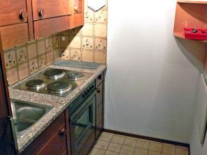 Eigentum, Zimmer, Countertop, Fliese, Küche, Fussboden, Möbel, Sinken, Haus, Cabinetry