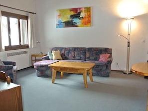 Zimmer, Möbel, Eigentum, Fussboden, Interior Design, Tabelle, Gebäude, Wohnzimmer, Haus, Grundeigentum