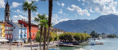 Acqua, Nube, Cielo, Giorno, Proprietà, Barca, Costruzione, Montagna, Azzurro, Pianta