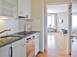 Countertop, Zimmer, Eigentum, Küche, Cabinetry, Möbel, Fussboden, Interior Design, Gebäude, Gelb