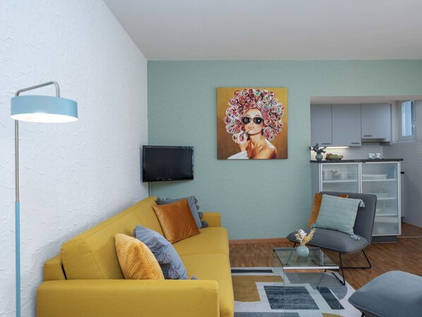 Möbel, Blau, Interior Design, Couch, Wand, Flooring, Wohnzimmer, Fussboden, Zimmer, Zuhause