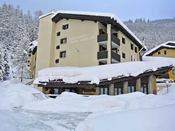 Building, Sky, Snow, Property, Window, Tree, House, Slope, Neighbourhood, Biome