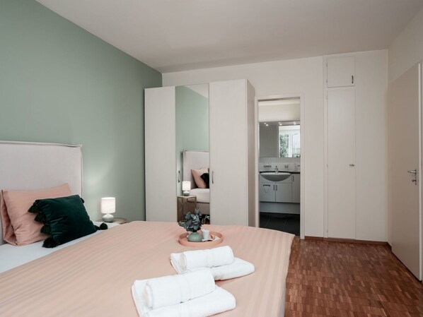 Möbel, Interior Design, Wand, Flooring, Fussboden, Bett, Schlafzimmer, Decke, Zimmer, Textil