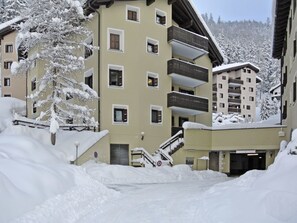 Bâtiment, Neige, Jour, Propriété, Fenêtre, Design Urbain, Biome, Quartier, Pente