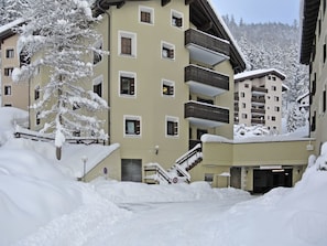 Bâtiment, Neige, Jour, Propriété, Fenêtre, Design Urbain, Biome, Quartier, Pente