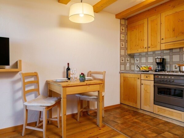 Cabinetry, Meubles, Table, Comptoir, Bois, Éclairage, Design Intérieur, Appareil De Cuisine, Jaune, Sol