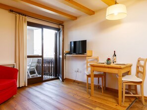 Meubles, Table, Bois, Bâtiment, Design Intérieur, Confort, Canapé, Salon, Sol, Chaise