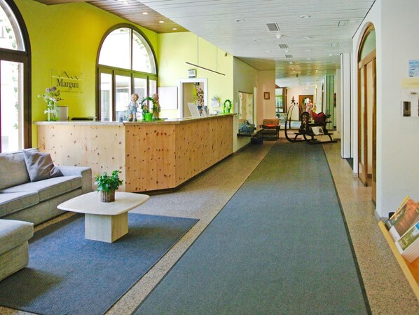 Pflanze, Couch, Zimmerpflanze, Grün, Beleuchtung, Interior Design, Fussboden, Flooring, Fenster, Studio Couch