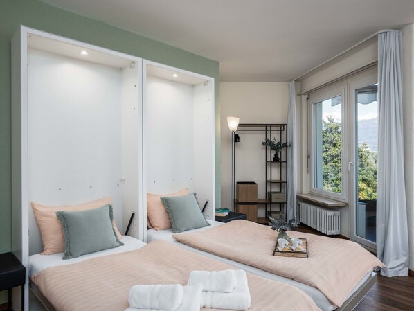 Möbel, Bett, Interior Design, Schlafzimmer, Fussboden, Flooring, Bettdecke, Holz, Bedding, Zimmer
