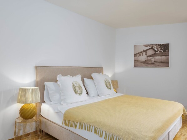 Bett, Möbel, Interior Design, Schlafzimmer, Fussboden, Bedding, Flooring, Wand, Bettdecke, Holz