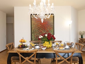Möbel, Interior Design, Esszimmer, Tabelle, Stuhl, Leuchter, Holz, Küche & Esszimmer Tisch, Light Fixture, Flooring