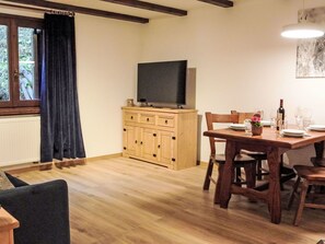 Tabelle, Eigentum, Möbel, Holz, Gebäude, Cabinetry, Interior Design, Wohnzimmer, Fernsehen, Fenster
