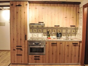 Cabinetry, Countertop, Küche, Holz, Gebäude, Schublade, Zapfhahn, Schrank, Küchengerät