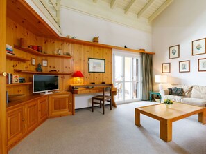 Möbel, Tabelle, Cabinetry, Bilderrahmen, Holz, Interior Design, Beleuchtung, Wohnzimmer, Countertop, Flooring
