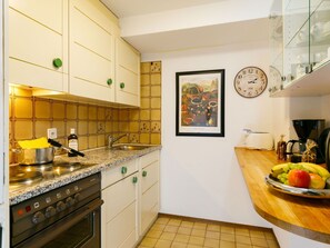 Cabinetry, Countertop, Eigentum, Sinken, Gebäude, Zapfhahn, Gelb, Interior Design, Küche, Bilderrahmen