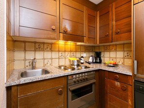 Cabinetry, Countertop, Spüle, Eigentum, Möbel, Gebäude, Sinken, Küche, Zapfhahn, Holz