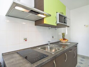 Cabinetry, Spüle, Countertop, Sinken, Zapfhahn, Herd, Küchengerät, Küche, Gebäude, Armatur