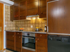 Comptoir, Cabinetry, Bâtiment, Propriété, Meubles, Cuisine, Cuisinière, Appareil De Cuisine, Tiroir, Bois