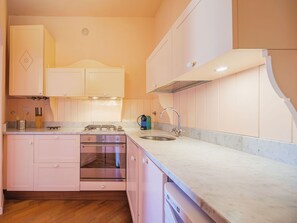 Cabinetry, Comptoir, Evier, Évier, Bois, Cuisine, Appareil De Cuisine, Design Intérieur, Sol, Sol