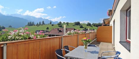 Ciel, Plante, Nuage, Propriété, Table, Bâtiment, Pot De Fleur, Fenêtre, Chaise, Bois