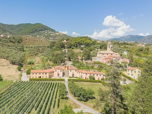 Bâtiment, Propriété, Nuage, Plante, Ciel, Montagne, Arbre, Maison, Végétation, Lot Terre