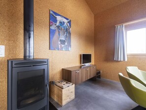 Propriété, Bâtiment, Fenêtre, Bois, Plante, Design Intérieur, Confort, Télévision, Salon, Sol