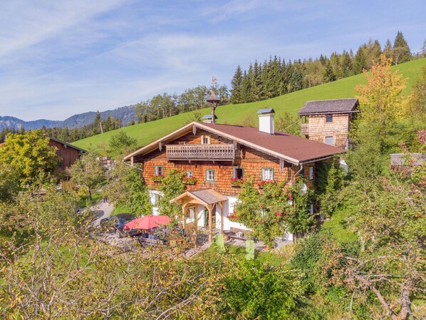 Pflanze, Himmel, Wolke, Fenster, Gebäude, Baum, Natürliche Landschaft, Haus, Grundstueck, Berg