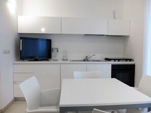 Weiss, Zimmer, Möbel, Eigentum, Countertop, Interior Design, Küche, Gebäude, Cabinetry, Haus