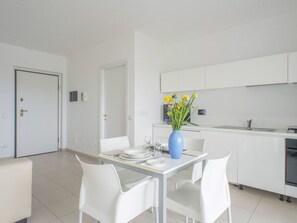 Eigentum, Zimmer, Möbel, Interior Design, Gebäude, Grundeigentum, Haus, Gelb, Küche, Fussboden