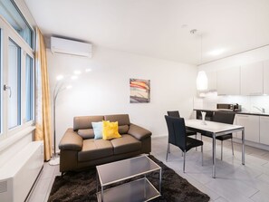 Möbel, Couch, Bilderrahmen, Tabelle, Komfort, Beleuchtung, Wohnzimmer, Interior Design, Fussboden