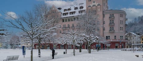 Wolke, Himmel, Schnee, Gebäude, Baum, Einfrieren, Stadt, Urban Design, Winter, Veranstaltung