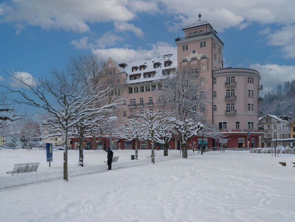 Wolke, Himmel, Schnee, Gebäude, Baum, Einfrieren, Stadt, Urban Design, Winter, Veranstaltung