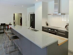 Cabinetry, Möbel, Eigentum, Gebäude, Stuhl, Countertop, Interior Design, Küche, Flooring, Tabelle
