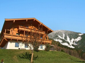 Himmel, Pflanze, Gebäude, Berg, Steigung, Haus, Holz, Baum, Natürliche Landschaft, Schatten