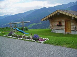 Gebirge, Eigentum, Berg, Bergforms, Alpen, Natürliche Landschaft, Gras, Haus, Grundstueck, Bergstation
