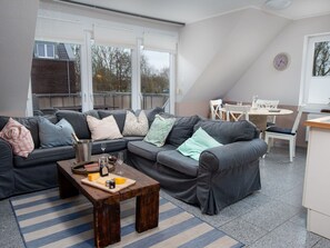 Tabelle, Möbel, Couch, Eigentum, Bilderrahmen, Holz, Interior Design, Studio Couch, Wohnzimmer, Fussboden