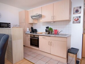 Cabinetry, Countertop, Gebäude, Herd, Küchengerät, Sinken, Küche, Spüle, Haushaltsgerät, Holz
