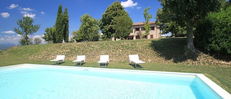 Piscine, Propriété, Maison, Bleu Azur, Herbe, Immobilier, Villa, Biens, Loisir, Bâtiment