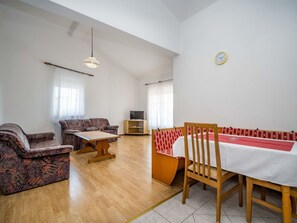 Room, Property, Furniture, Interior Design, Building, Floor, House, Real Estate, Table, Wood Flooring