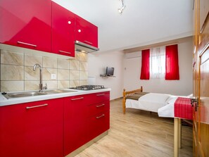 Zimmer, Rot, Eigentum, Interior Design, Möbel, Cabinetry, Gebäude, Countertop, Küche, Haus