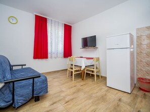Zimmer, Möbel, Eigentum, Interior Design, Rot, Fussboden, Gebäude, Haus, Bett, Gelb