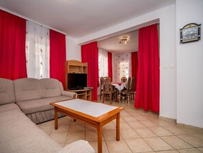 Zimmer, Eigentum, Interior Design, Rot, Möbel, Suite, Vorhang, Gebäude, Wohnzimmer, Fussboden